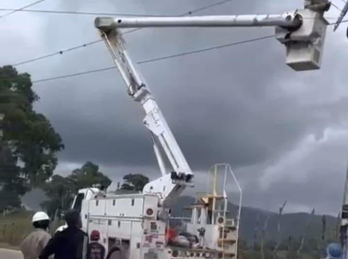 Inician instalación de nuevas luminarias en comunidades de Las Lagunas, Azua