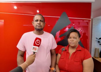 Mujer denuncia persecución y agresiones por parte de un vecino en Santo Domingo Norte