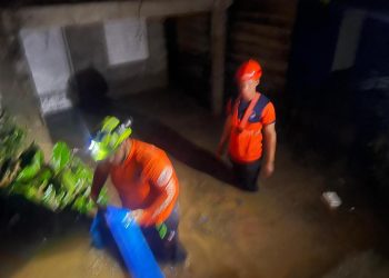 Vehículos quedan sumergidos y decenas de viviendas se inundan tras intensos aguaceros en Santiago