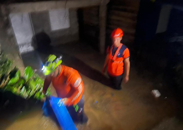 Vehículos quedan sumergidos y decenas de viviendas se inundan tras intensos aguaceros en Santiago