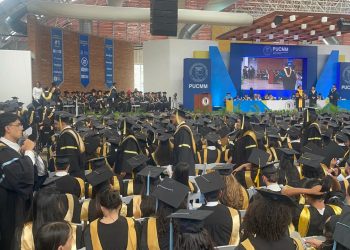 PUCMM gradúa 1,149 profesionales y les insta a defender la dignidad humana en la era de la inteligencia artificial