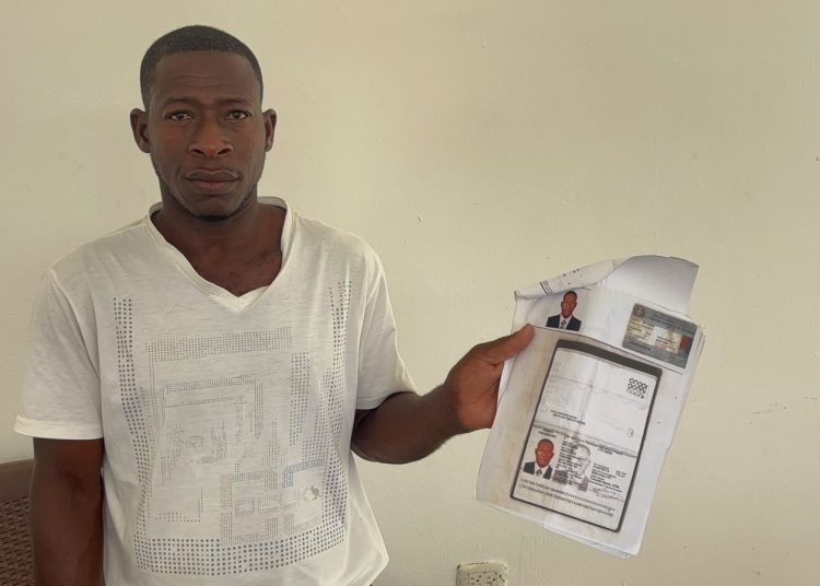 Joven haitiano denuncia pérdida de documentos tras detención por Migración