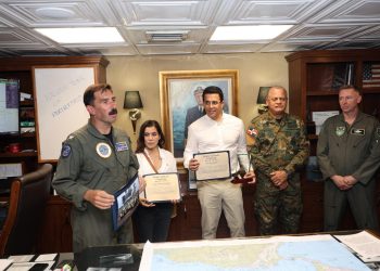 Ministro Collado y embajadora Leah Campos visitan el portaaviones USS Nimitz