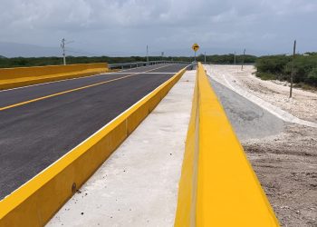 Nueva carretera y puente mejoran acceso a Playa Tortuguero en Azua