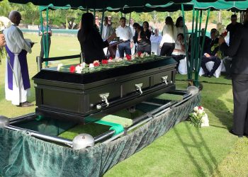 Entre lágrimas y muestras de dolor, sepultan al coreógrafo Iván Tejada en Jardín Memorial