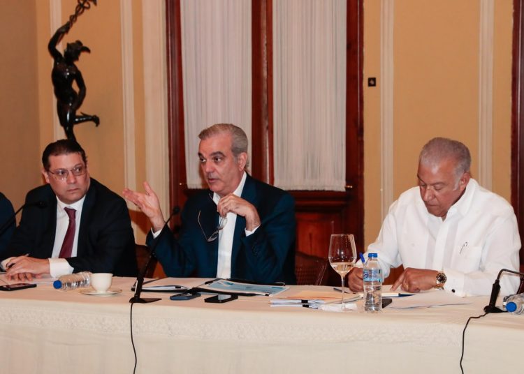 Abinader destaca cooperación con sectores productivos para preservar estabilidad económica