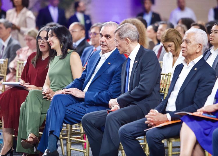 Abinader destaca estabilidad democrática y reducción de la pobreza en RD
