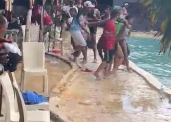Enfrentamiento a botellazos protagonizan varias personas en piscina de Santiago; al menos siete heridos, incluyendo menores