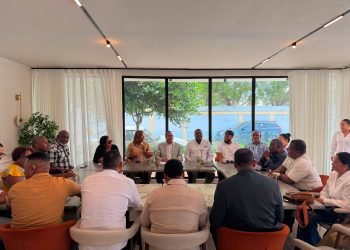Senador Pedro Tineo fortalece el diálogo con comunicadores para impulsar soluciones en Monte Plata