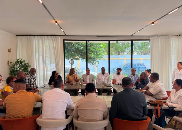 Senador Pedro Tineo fortalece el diálogo con comunicadores para impulsar soluciones en Monte Plata