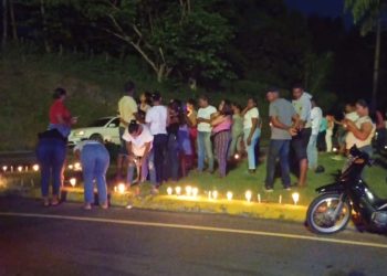 Comunitarios de El Catey y La Majagua realizan encendido de velas en rechazo a planta de valorización