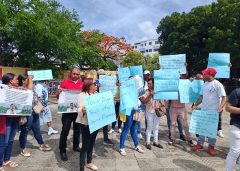 Alcalde del municipio de Tireo encabeza protesta frente al Palacio Nacional en demanda obras prometidas desde 2022
