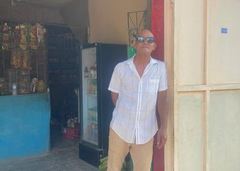 Encapuchados asaltan a mano armada a comerciante en Santiago