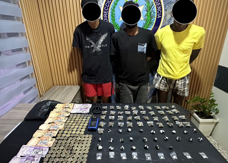 Policía ocupa drogas y detiene a tres personas en La Vega