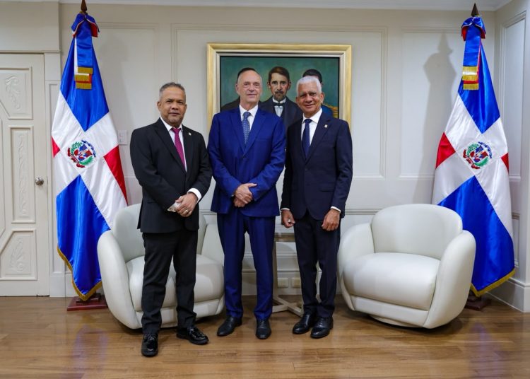 Cónsul General de España realiza visita de cortesía al Senado de la República Dominicana