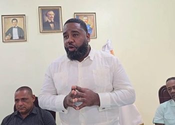 Regidor Caonabo Hubieres denuncia exhumaciones de cadáveres ilegales en cementerios de Bayaguana 