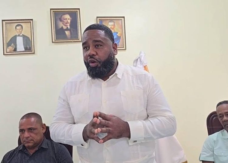 Regidor Caonabo Hubieres denuncia exhumaciones de cadáveres ilegales en cementerios de Bayaguana 