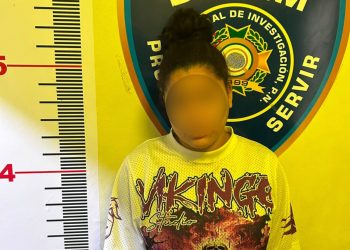 Policía ocupa presunta droga, dinero y equipos en allanamiento en La Vega