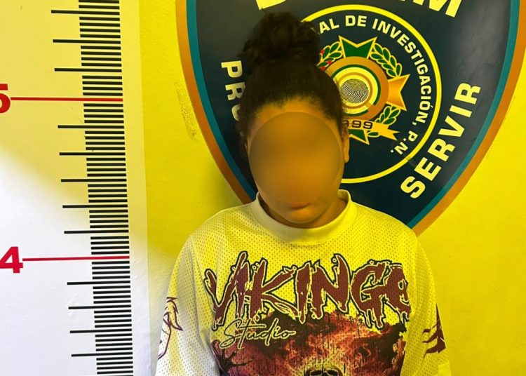Policía ocupa presunta droga, dinero y equipos en allanamiento en La Vega