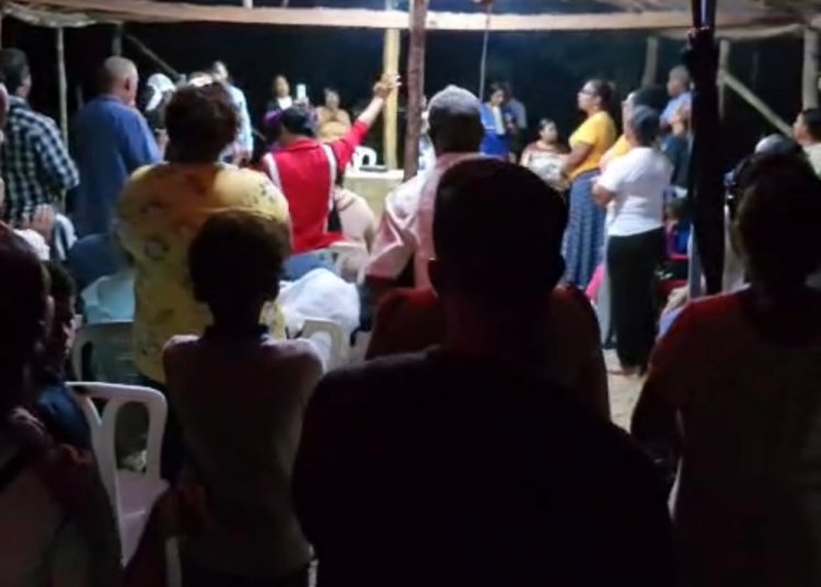 Comunitarios de El Catey realizan culto de adoración en rechazo a planta de valorización