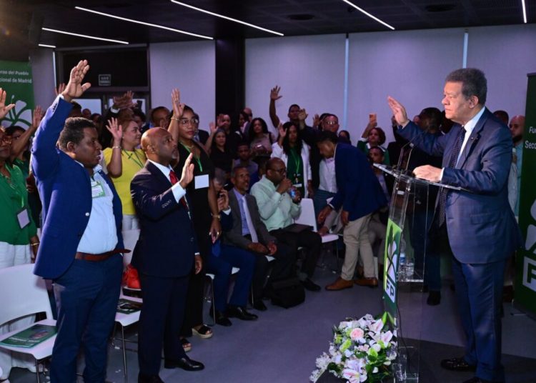 Leonel juramenta dirigentes del PRM, PLD y PED en masivo acto en Madrid