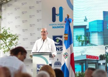 Abinader entrega renovado hospital de Maimón