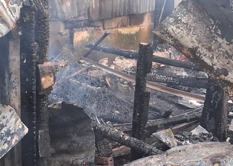 Cortocircuito reduce vivienda a cenizas en Monte Plata; familia pierde todas sus pertenencias