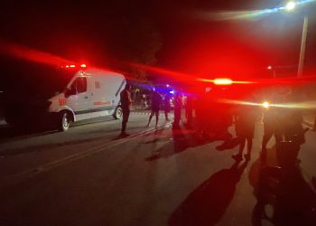 Ambulancia del 9-1-1 colisiona con un motorista frente al Santuario de Bayaguana