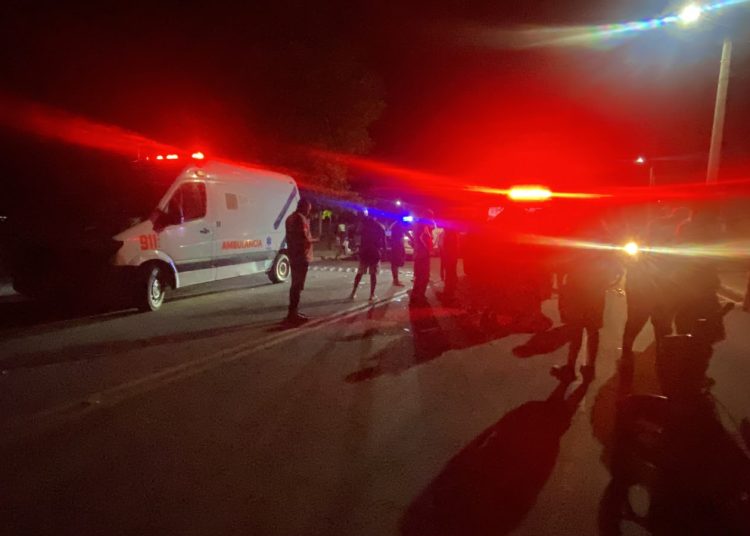 Ambulancia del 9-1-1 colisiona con un motorista frente al Santuario de Bayaguana
