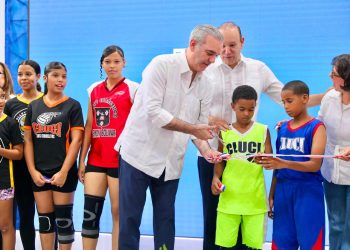 Presidente Abinader y Ulises Rodríguez entregan remozado techado de Los Ciruelitos