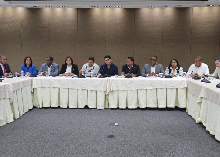 Comisión de Transporte y sociedad civil debaten acciones para regular motoristas