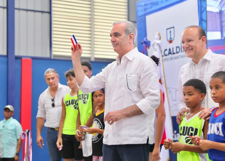 Abinader dispone que el MESCyT evalúe becas desde quinto de bachillerato