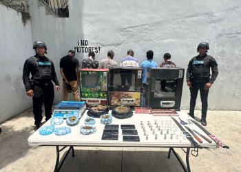 Policía incauta drogas, tragamonedas y productos sin registro en Capotillo; ocho detenidos