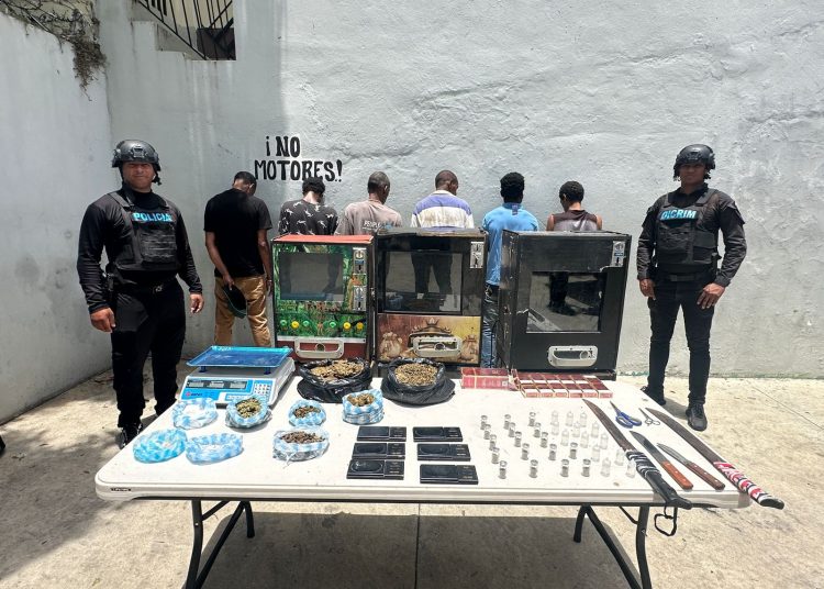 Policía incauta drogas, tragamonedas y productos sin registro en Capotillo; ocho detenidos