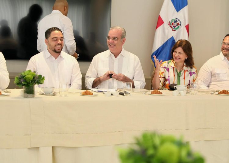 Abinader encabeza encuentro de Expo Acero con líderes de la industria en Santiago