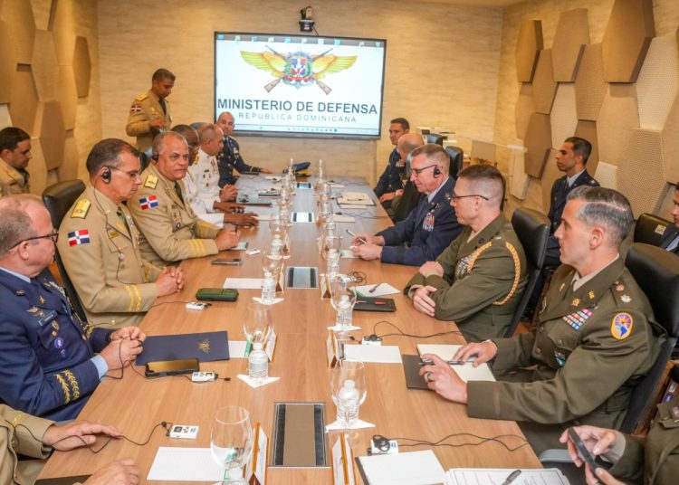Ministro de Defensa se reúne con el Comando Sur