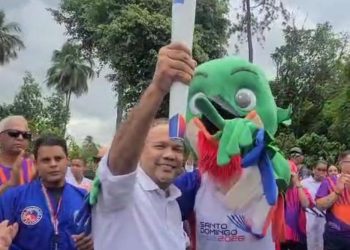 Senador Héctor Acosta participa en recibimiento de la Antorcha de los Juegos Centroamericanos y del Caribe 2026