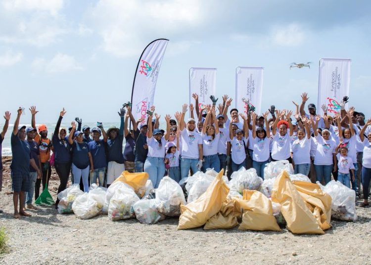 Jornada de limpieza en Playa Najayo reúne más de 120 voluntarios por el Día Mundial de los Océanos en San Cristóbal