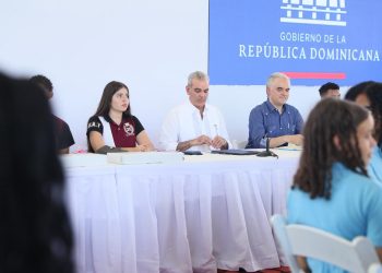Abinader exhorta a estudiantes a prepararse en inglés, tecnología y valores para alcanzar el éxito