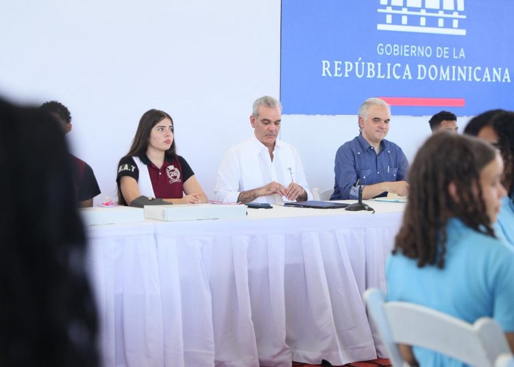 Abinader exhorta a estudiantes a prepararse en inglés, tecnología y valores para alcanzar el éxito