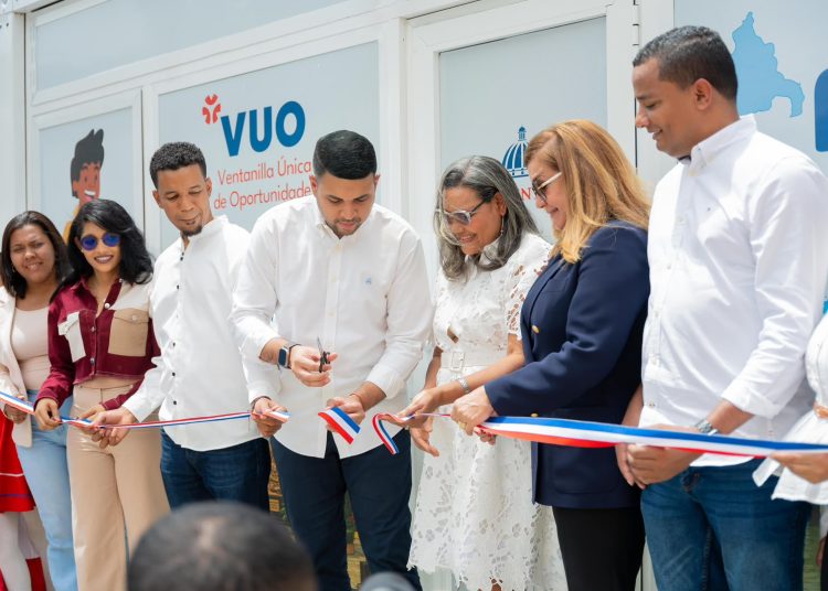 Ministerio de la Juventud fortalece oportunidades para jóvenes con nueva ventanilla y 150 becas en Azua