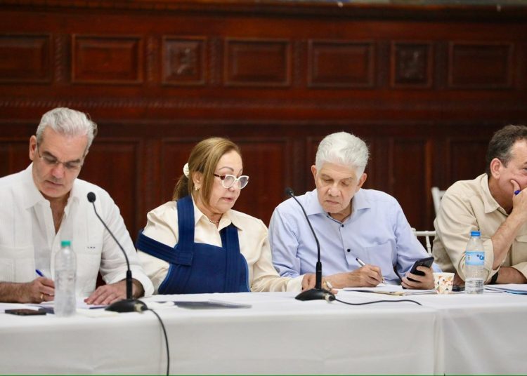 Abinader se reúne con líderes comunitarios y evalúa avances de obras clave en Santiago