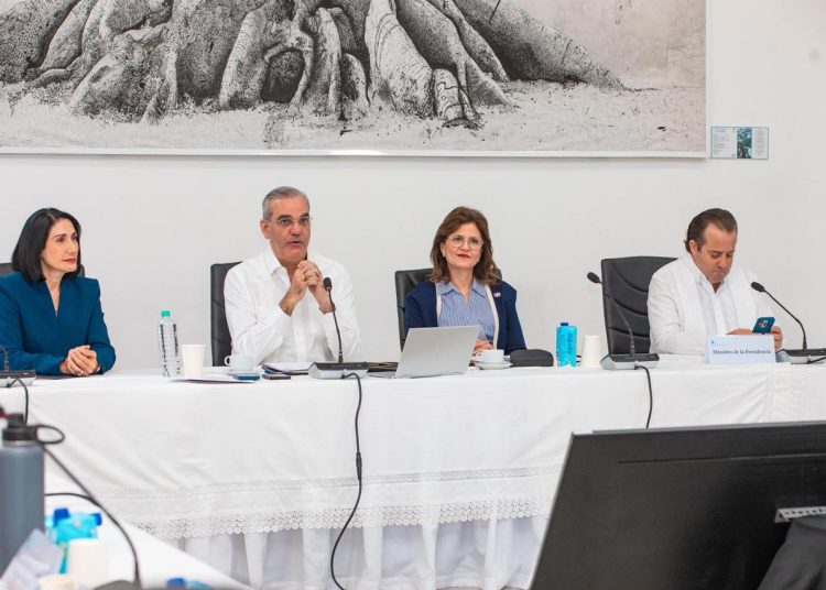 Abinader pasa revista a Santiago y destaca inversión récord de más de RD$110 mil millones