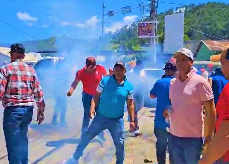 Alcalde de Tireo encabeza protesta; PN lanza bombas lacrimógenas