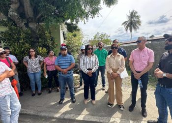 Gobernadora Adela Tejada y el CODIA inspeccionan terreno para nueva sede de la Defensa Civil en Bonao