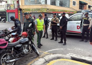 Policía e INTRANT intervienen paradas de motoconchos en SFM