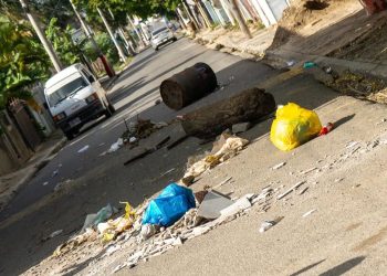 Protesta en Villa González exige traslado de oficial policial