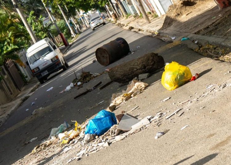 Protesta en Villa González exige traslado de oficial policial