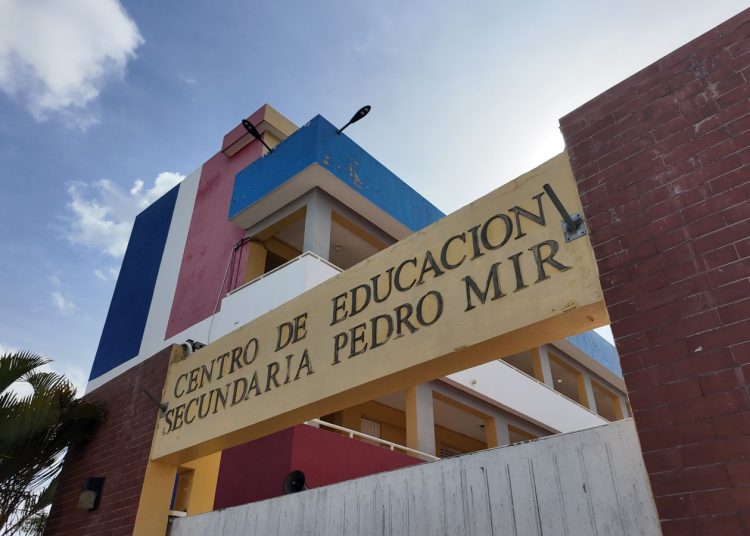 Comunidad educativa de centro en artes Pedro Mir reclama nombramiento de director tras un año sin titular