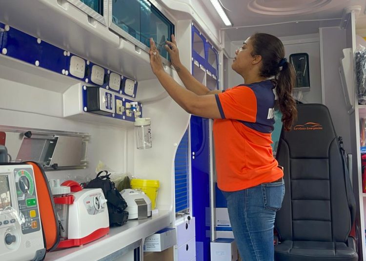 Gobernación entrega ambulancia a la Defensa Civil de Santiago